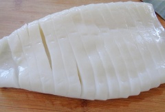 Trong chén nhỏ trộn đều 3 muỗng canh tương ớt Hàn Quốc, 2 muỗng canh nước tương, 1 muỗng canh giấm, 2 muỗng canh mật ong, 1 muỗng cà phê dầu mè, 1/4 muỗng cà phê muối, 1/2 muỗng cà phê tiêu, 1 muỗng cà phê mù tạt (Không có thì bỏ qua). Mực tươi rửa sạch, thấm khô nước. Dùng dao khứa 1 mặt còn 1 mặt để nguyên.