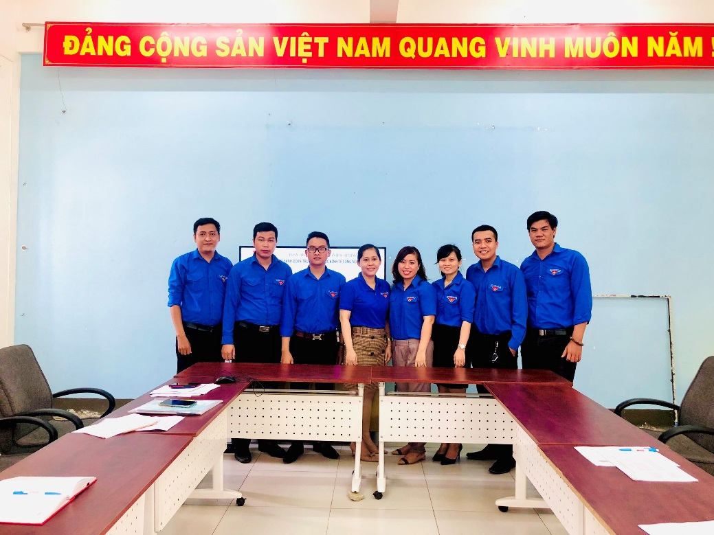 BTV Đoàn trường chụp ảnh lưu niệm cùng Đoàn kiểm tra