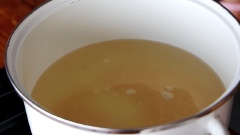 Cách nấu cháo: Rang 200gr gạo cho vàng, vo lại thật sạch rồi bắc lên bếp nấu chung với 2 lít nước dùng gà hoặc xương heo, nấu lửa nhỏ khoảng 45 phút cho cháo lòng ngon, chín mềm nhừ, nhớ liên tục khuấy nồi cháo để tránh bị khét.