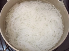 Bạc hà tước sơ, cắt miếng rồi bóp với chút muối, ngâm 15 phút và xả lại với nước, vắt ráo. Hành lá, ngò gai rửa sạch, cắt nhỏ. Kiểm tra thấy mọc nổi trên mặt nước là mọc đã chín thì bạn cho bạc hà vào, nêm nếm lại cho vừa ăn. Bún trụng sơ với nước sôi rồi đổ ra cho ráo. Khi ăn xếp bún vào tô, múc mọc, sườn và nước lèo vào tô rồi rắc hành ngò lên trên là có thể thưởng thức.