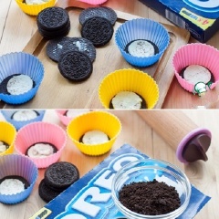 Tách đôi bánh oreo ra, lấy nửa bánh có kem đặt vào khuôn rau câu, phần kem hướng lên trên. Phần bánh oreo không dính kem, cho vào túi nylon, nghiền nhuyễn.