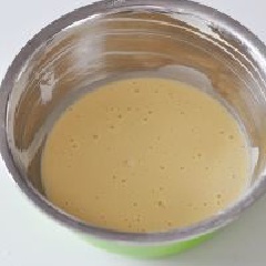 Cho 2 trứng gà, 2 muỗng canh bột mì và 50ml nước lọc vào tô, trộn đều.
