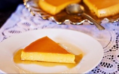 Lấy flan ra để nguội rồi dùng mũi dao nhọn lấy flan ra khỏi khuôn, cắt miếng vừa ăn.