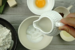 Hòa tan đường vào nước cốt dừa và một chút muối. Quậy cho tan đường, bạn có thể quay 30 giây trong lò vi sóng để hỗn hợp ấm lên dễ tan hơn.