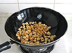 Nêm 2 muỗng canh xì dầu, 2 muỗng cà phê hạt nêm, trộn cho gia vị thấm đều.