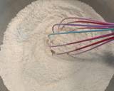 Whisk the flour, cornstarch, baking soda, and salt together in a large bowl. Set aside 🇻🇳 Dùng phới trộn nguyên liệu khô: bột mì, tinh bột ngô, muối nở, muối với nhau trong thố lớn.