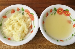 Tỏi bóc vỏ, đập dập. Nước cốt chanh cho ra chén, ớt rửa sạch, cắt nhỏ.