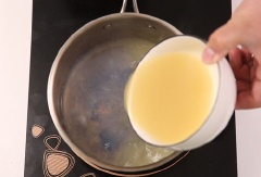 Nước luộc ngao lọc qua rây bỏ cặn, cho 500ml nước dùng gà vào, nấu sôi.