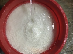 Cách làm (gói) bánh chưng xanh: Vo sạch gạo nếp ngon, đậu xanh không vỏ loại 1, cho vào thau đổ ngập nước, ngâm khoảng 6 giờ hoặc qua đêm. Sau đó, vớt gạo nếp, đậu xanh không vỏ ra rổ, để riêng. Thêm 4.5 muỗng canh muối, 1.5 muỗng canh bột ngọt trộn đều với gạo nếp. Tương tự trộn đều 1.5 muỗng canh muối, 1 muỗng canh bột ngọt với đậu xanh không vỏ.