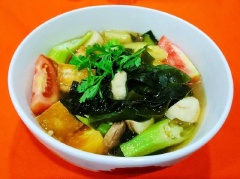 Múc canh chua rong biển chay ra tô, trang trí thêm ít ngò cho đẹp, dọn ra mâm cơm chay và dùng nóng cùng với gia đình.