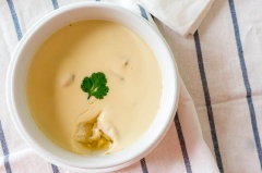 Khi hoàn thành, trứng có màu vàng nhạt, ăn mềm như bánh flan. Món này cực kỳ dễ ăn, đảm bảo bạn sẽ “ghi điểm” với cả gia đình đó!