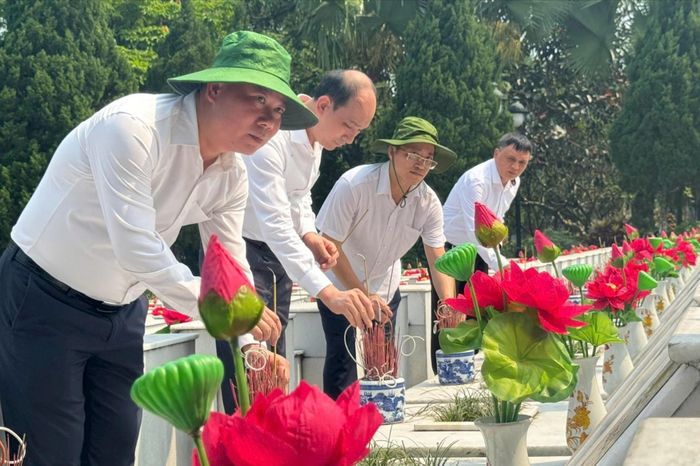 Đoàn đại biểu Hà Nội tri ân anh hùng liệt sĩ - Đài Phát thanh và truyền hình Hà Nội
