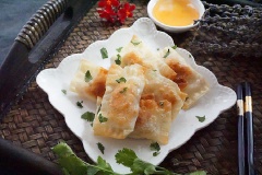 Bánh chuối chiên áp chảo đơn giản và nhanh gọn. Chỉ cần bỏ xíu thời gian là bạn sẽ có được món ăn vặt cho bữa phụ ngon lành cành đào rồi đấy! Có thể chấm ăn cùng mật ong nếu bạn hảo ăn ngọt nhé!