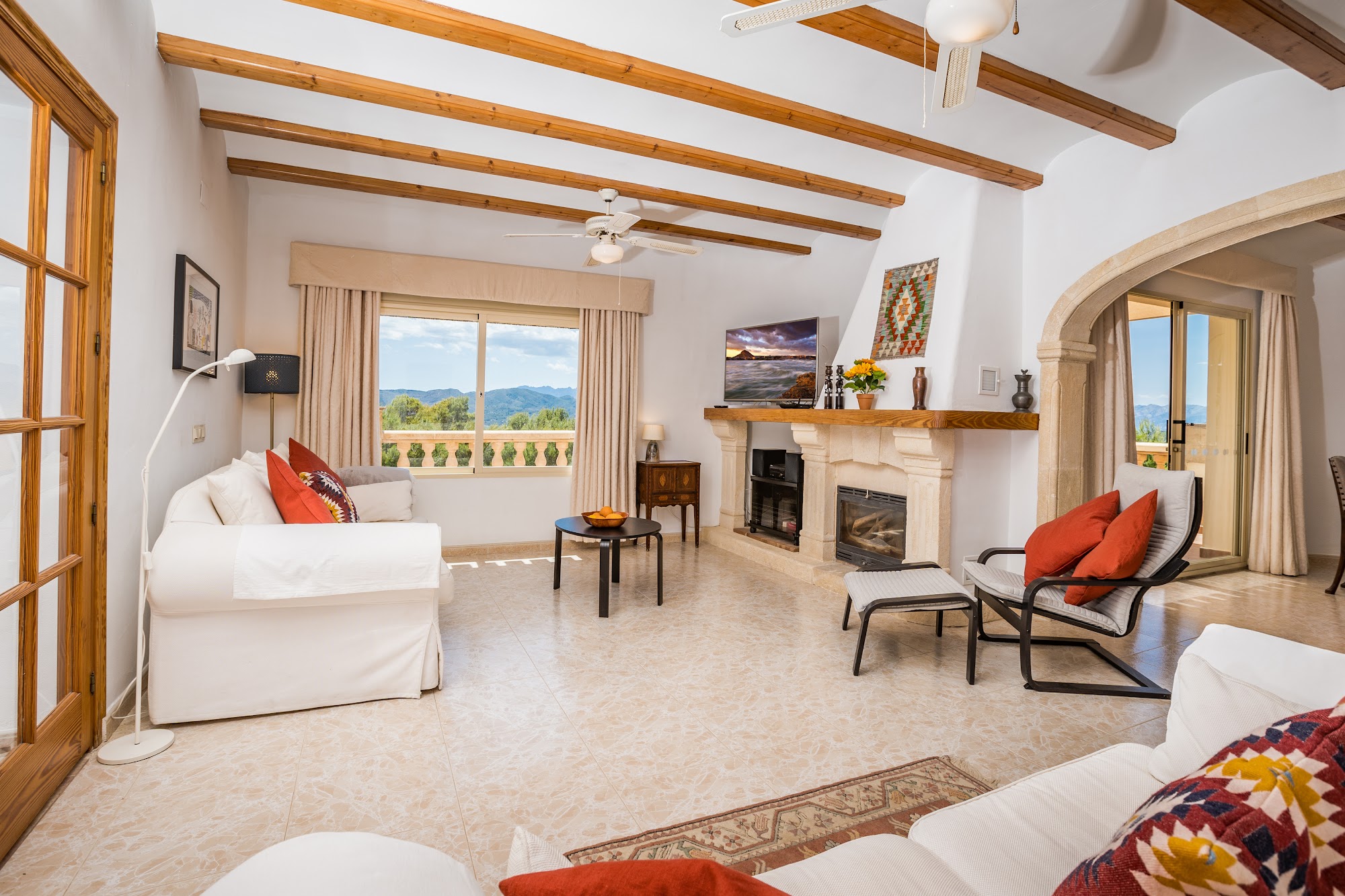 Second lounge with fireplace and dining table