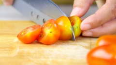 Bạc hà tước vỏ, cắt lát dày. Cà chua bi cắt đôi. Thơm cắt miếng vừa ăn.