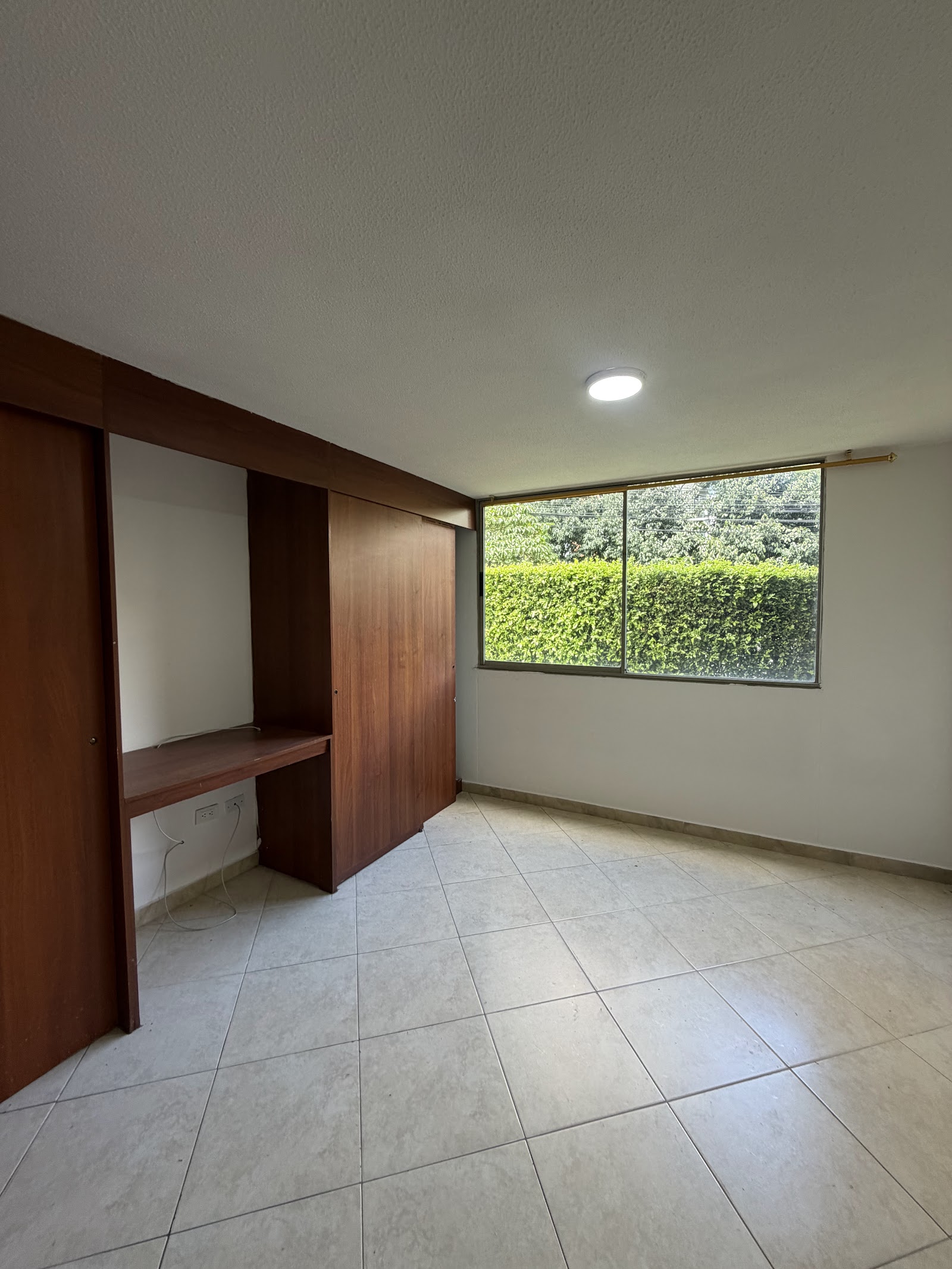Zona de estudio independiente con biblioteca