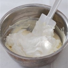 Làm mềm kem phô mai ở nhiệt độ phòng, khuấy đều rồi thêm 125g sữa chua và trộn lên cùng nhau. Tiếp theo, mình cho 50g đường, 125ml kem whipping vào trộn đều lên, nhớ trộn thật nhanh tay để hỗn hợp càng nhuyễn càng tốt.