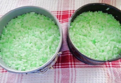 Cho 200ml nước cốt dừa, 0.5 muối, 100g đường, 4 lá dứa cuộn lại cho vào nồi nấu lửa nhỏ, khi thấy đường tan là tắt bếp. Cho nước cốt dừa vào âu xôi trộn đều. Để 30 phút cho xôi rút hết nước cốt dừa. Sau đó cho xôi vào khuôn ép chặt tay.