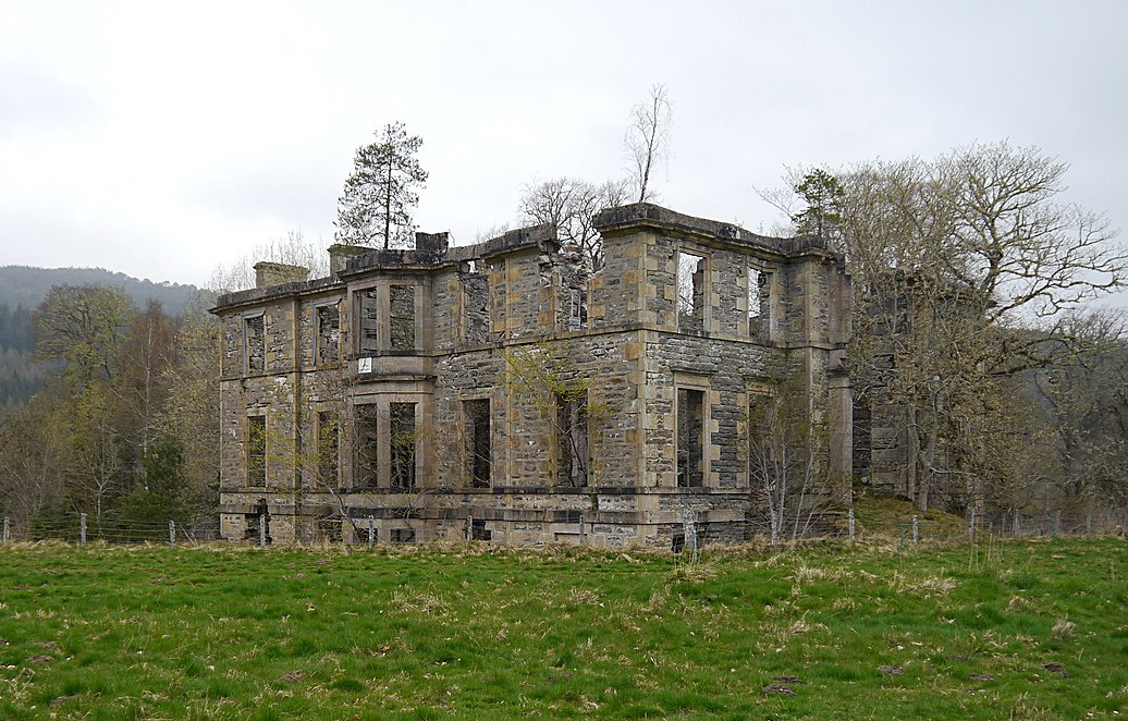 Guisachan_Attribution_Craig_Wallace_ Ruins_of_Guisachan_House_CC_BY-SA_2_0.jpg