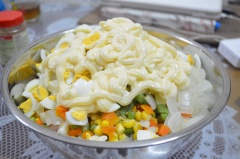 Cho tất cả các nguyên liệu trên vào 1 cái thau. Cho sốt mayonnaise vào trộn đều. Để tủ lạnh 2-3 tiếng và măm măm. Cắt thêm trứng để trang trí là hoàn thiện rồi nhé! Món salad Nga này sẽ chiều lòng khẩu vị cả nhà, đặc biệt là các bé yêu sẽ siêng ăn rau hơn nhé. Lưu ngay cách làm salad Nga này ngay nhé.