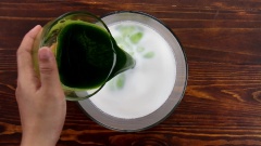 Cách làm bánh đúc lá dứa ngon chuẩn: Rửa sạch 100gr lá dứa, cắt khúc nhỏ rồi cho vào máy xay sinh tố xay nát với 200ml nước. Đổ ra rây lọc và vắt lấy 200ml nước cốt lá dứa. Pha nước cốt lá dứa với 450ml nước cốt dừa, 120gr đường và 1/2 muỗng cà phê muối. Khuấy đều cho đường tan.