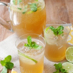 Cuối cùng, cho hỗn hợp nước đường, nước trà túi lọc, nước cốt chanh, đá viên và 200ml nước vào bình thủy tinh, khuấy đều là có thể thưởng thức!