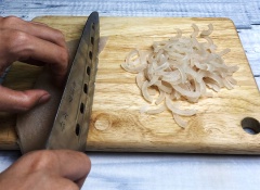 Da heo cạo sạch lông rồi rửa sạch với muối và nước. Luộc chín da heo, sau đó cho vào thau nước đá lạnh đến khi de heo nguội thí xắt sợi nhỏ.