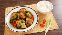 Heo quay béo giòn, kết hợp cùng dưa cải chua, là đã có một món ăn đầy đủ hương vị mặn, ngọt, chua, cay, béo, siêu bắt cơm. Sẽ là thiếu sót lớn nếu bạn chưa thử qua món ăn ngon miệng này. Hãy cùng thưởng thức nhé!