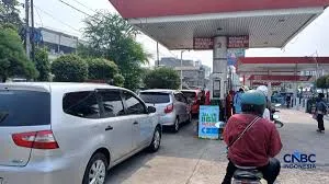 Suasana Stasiun Pengisian Bahan Bakar Umum (SPBU) Pertamina di Indonesia.