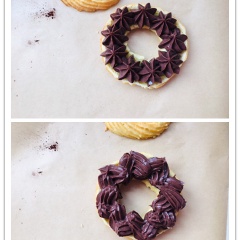 Cho bánh vào nướng khoảng 35~40 phút. Để bánh ra khay cho nguội cắt, chia bánh làm hai rồi bắt kem chocolate vào giữa.