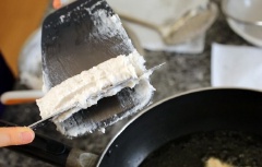 Sau đó thả vào chảo rán. Chả rán khoảng 5-7 phút là chín vàng đều. Sau đó đặt lên giấy thấm dầu, xếp lên đĩa và thưởng thức.