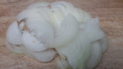 Hành tây bóc vỏ, cắt mỏng.