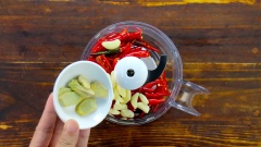 Cho thêm 20gr tỏi bóc vỏ, và 10gr gừng cắt lát.