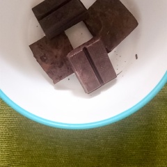 Làm nóng chocolate và sữa, khuấy đều chocolate. Dùng búa đập mịn bánh quy kem chocolate.