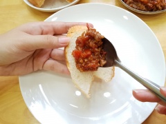 Bánh mì mua về bạn cắt thành từng lát vừa ăn khoảng 1,5 - 2cm. Phô mai mozzarella bạn xé nhỏ hoặc bào nhuyễn tùy ý. Sau đó cho hỗn hợp sốt thịt khi nãy lên bánh mì rồi tiếp đến là 1 lớp phô mai mozzarella lên trên.