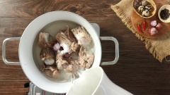Nước dùng: Cho 700gr xương ống vào 3 lít nước, 20gr hành tím và 1 muỗng canh muối. Hầm lửa nhỏ 60 phút.