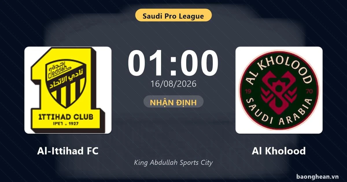 Pemain Al-Ittihad FC bertanding di Stadion King Abdullah Sports City dalam laga Liga Pro Saudi.