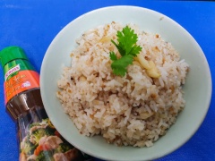 Đảo đều, nhanh tay cho hạt cơm trở nên giòn vàng hơn rồi rắc thêm ít tiêu và dọn ra thưởng thức thôi. Rất đơn giản và nhanh chóng là bạn đã có ngay bữa xế thơm ngon rồi đó. Những lúc rảnh rỗi hãy vào bếp và thử ngay món này nhé. Chúc bạn thành công.