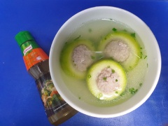 Cho canh ra tô, thêm ít hành lá và tiêu xay là có ngay món canh nóng hổi cho bữa cơm nhà.