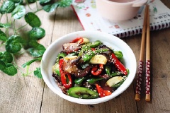 Chỉ cần bó xíu thời gian xuống bếp là món thịt xông khói xào ớt sừng đơn giản đã dễ dàng hoàn tất và sẵn sàng trình lành rồi nhé! Vị cay béo đặc trưng của món xào hứa hẹn mang đến bữa cơm ấm cúng và hấp dẫn đấy!