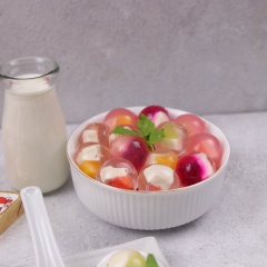 Thành phẩm: Rau câu đông lại, bạn lấy từng viên tròn ra thưởng thức ngay hoặc dùng kèm với sữa tươi, sữa dừa hoặc trà sữa. Viên thạch dẻo dai, trong suốt nhìn thấy rõ trái cây tươi và phô mai bên trong ăn vừa có vị ngọt dịu vừa có vị chua nhẹ là món ăn vừa đẹp mắt vừa ngon miệng cho cả gia đình.