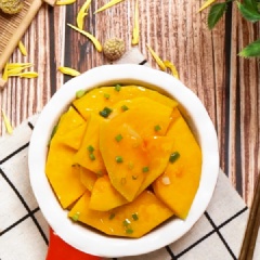 Tắt bếp, cho bí đỏ xào ra đĩa. Rắc lên trên mặt ít tiêu nếu thích. Dùng bí đỏ xào ngay khi nóng vì nếu để nguội, bí đỏ xào sẽ dễ gây ngán, ăn không được ngon. Với món bí đỏ xào đơn giản này, từ nay thực đơn các món chay của bạn đã có thêm 1 công thức vừa hấp dẫn lại vừa bổ dưỡng rồi nha!