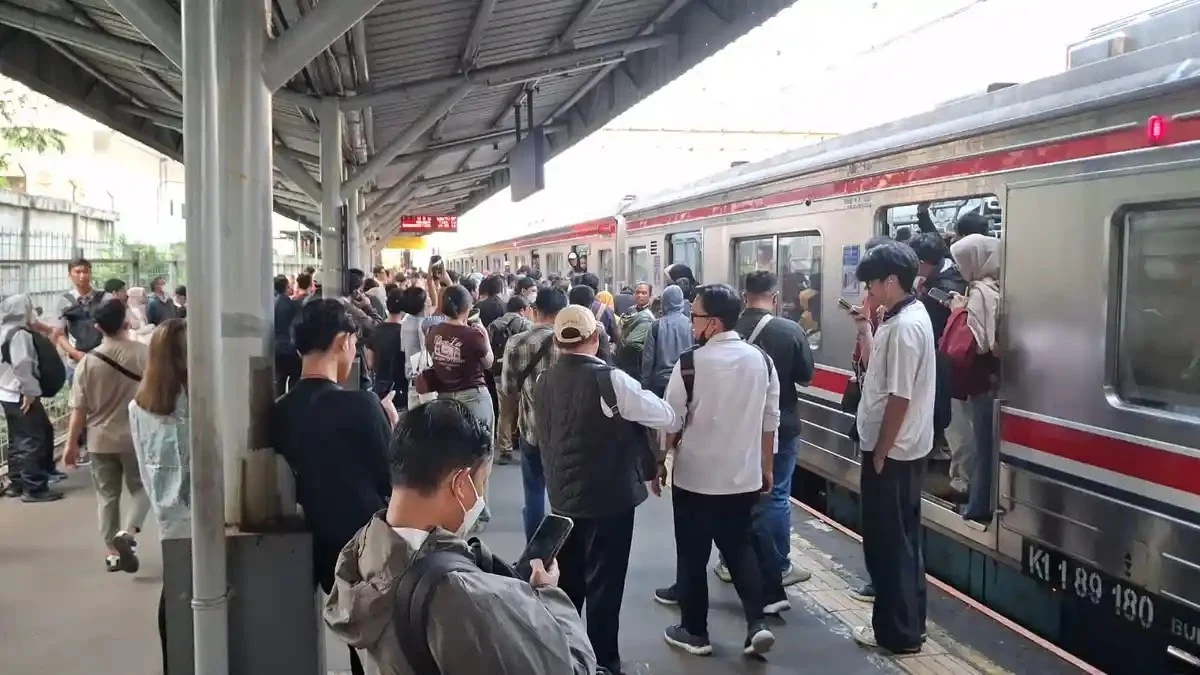 Suasana KRL Commuter Line di sekitar Stasiun Manggarai yang terdampak gangguan operasional.