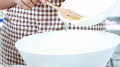 Dùng nĩa đánh nhẹ lòng trắng trứng, chia làm 2 phần, lần lượt cho vào âu. Dùng máy tốc độ trung bình đánh hòa quyện sau mỗi lần thêm trứng.