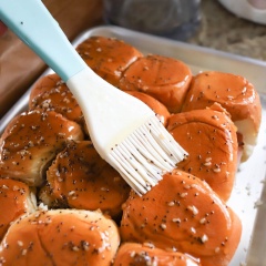 Rạch ngang từng miếng bánh mì, lót thịt nguội, phô mai vào giữa rồi đóng lại. Phết phần sốt bơ đã pha lên vỏ bánh mì, cho bánh mì vào lò nướng trong 15 phút là được.