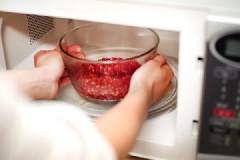 Cho thịt bò vào lò vi sóng, đặt chế độ HIGH (100⁰F) trong khoảng 2 phút rồi lấy ra.