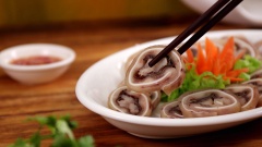Đem tai heo đã cắt xếp ra đĩa trang trí, thành phẩm tai heo săn không bị bung lớp tai heo và nấm mèo nằm xen kẽ nhau, màu không quá trắng không quá sậm, khi ăn có thể chấm với muối tiêu chanh hoặc nước mắm tỏi ớt, ăn kèm các loại rau tùy khẩu vị.