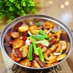 Vị cay cay của gia vị, nguyên liệu hòa quyện vào nhau, uống cùng vài ly bia hơi thì không gì hợp hơn. Món này cũng chẳng bày ra đĩa, mà cứ để như vậy trong nồi sẽ thú vị hơn nhiều đấy!