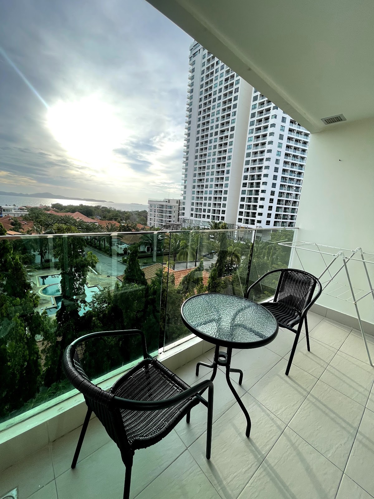 Unixx - 2 Bed, Floor 37 10