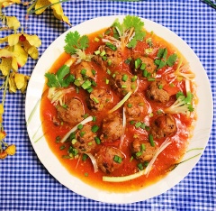 Thịt bò viên sốt cà với vị béo thơm của thịt bò viên hòa quyện cùng nước sốt cà chua chua chua, hài hòa, nóng hổi hấp dẫn. Món này có thể dùng với cơm, mì ý hoặc kẹp bánh mì đều ngon.
